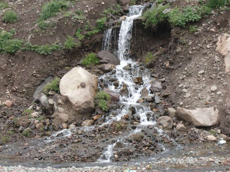 路边的泉水